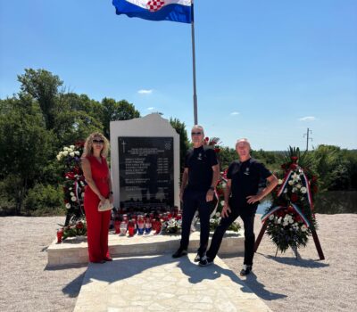Članovi regionalnog kluba IPA šibensko-kninska na svečanom otvaranju spomenika civilnim žrtvama iz Domovinskog rata