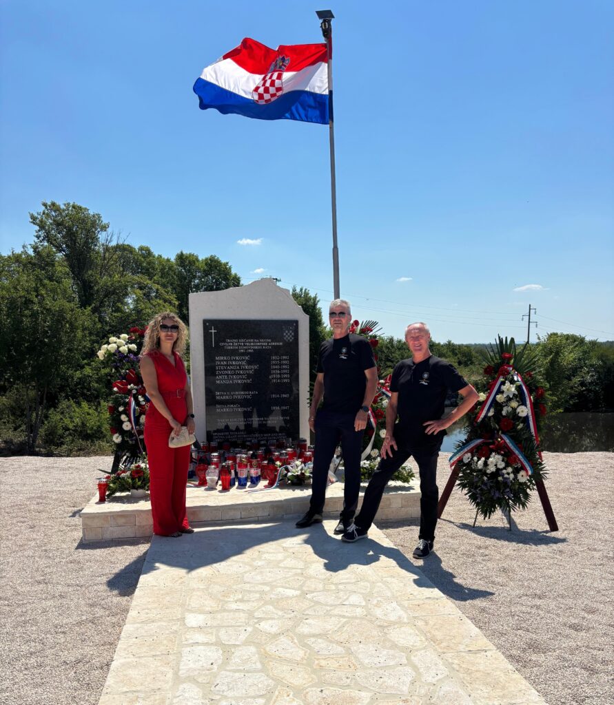 Članovi regionalnog kluba IPA šibensko-kninska na svečanom otvaranju spomenika civilnim žrtvama iz Domovinskog rata